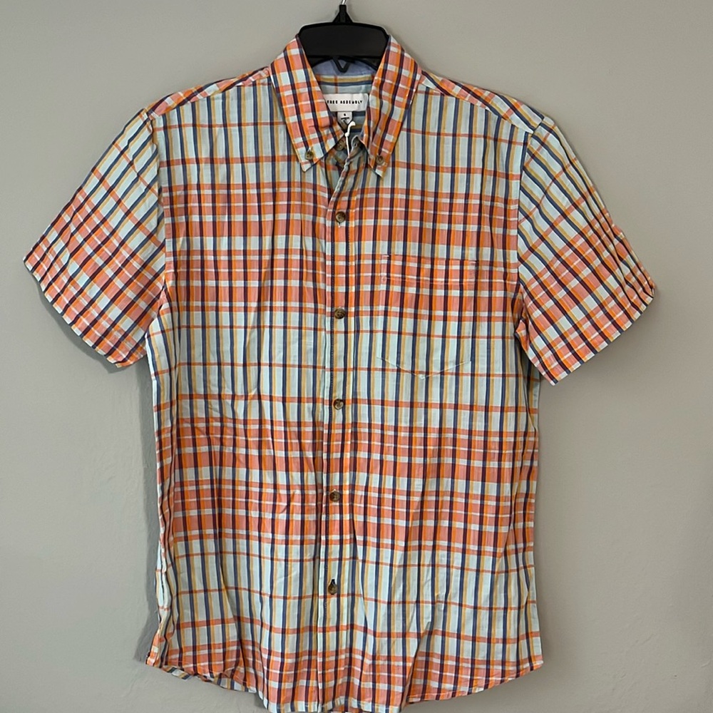 Free assembly size Small button down shirt